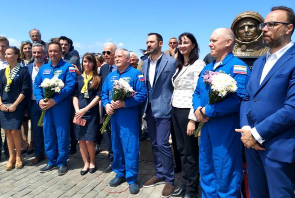 15/4/2019:Η Υπουργός Τουρισμού Έλενα Κουντουρά εγκαινίασε παρουσία εν ενεργεία Ρώσων κοσμοναυτών το πάρκο «Γιούρι Γκαγκάριν» στο Ηράκλειο της Κρήτης, διεθνούς εμβέλειας έργο για την ειρήνη και τη συνεργασία